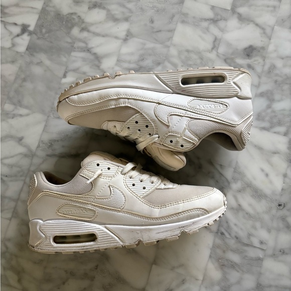 Nike Mens white Sneakers - Picture 1 of 4